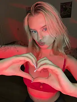 blondiedoll stripchat live cam model
