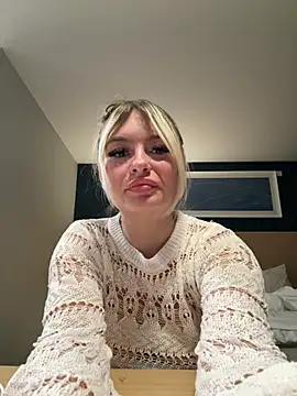 AuroraBlondeX stripchat live cam model