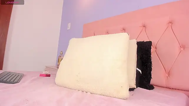 naomy_gyal_ stripchat live cam model