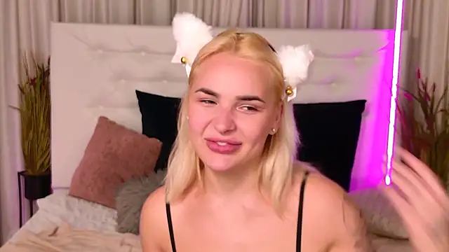 EmmiLive stripchat live cam model