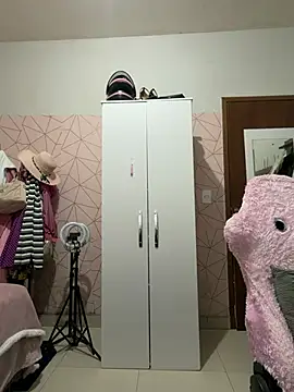 Irresistible37 stripchat live cam model