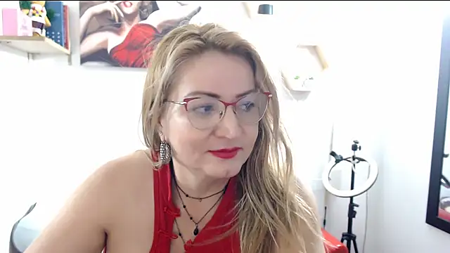 DIVAX_MONSERRAT stripchat live cam model
