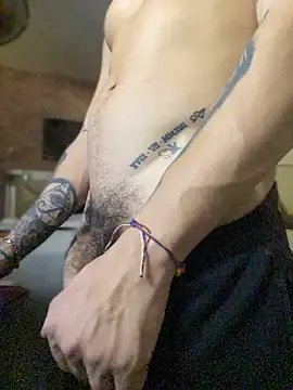 AlphaMasterXxx stripchat live cam model