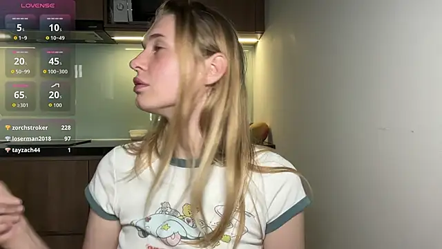 IMTRAVELFROGGY stripchat live cam model