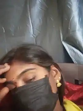 Keerthi_143 stripchat live cam model