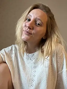 Ann_first_kiss stripchat live cam model