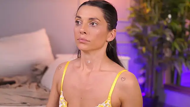 EllyLynne stripchat live cam model