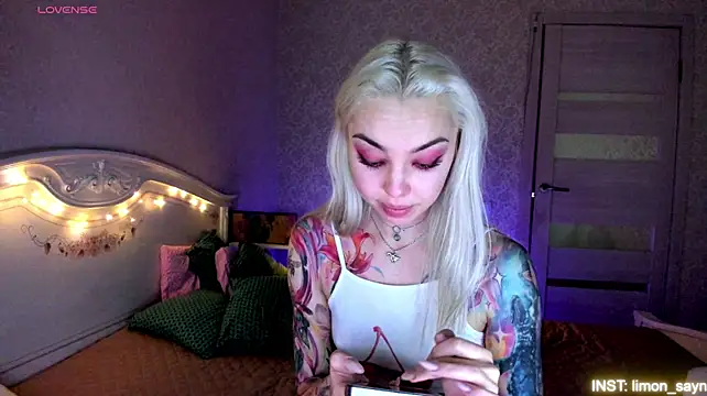 LillyMoure_ stripchat live cam model