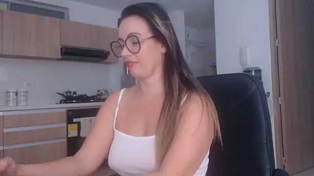 LovePaula stripchat live cam model