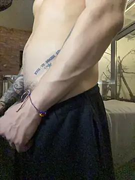 AlphaMasterXxx stripchat live cam model