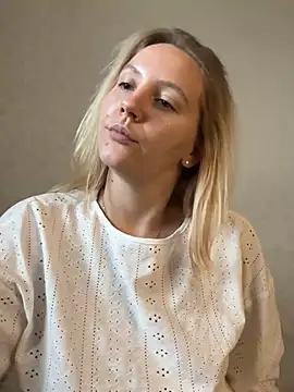 Ann_first_kiss stripchat live cam model
