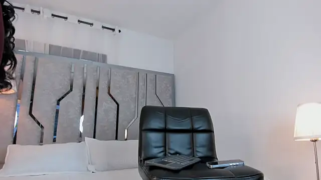 _Saraah stripchat live cam model