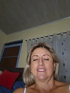 almaluna7 stripchat live cam model