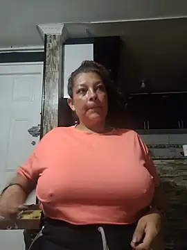 CurvyMilen stripchat live cam model