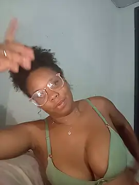 Prettahvitoria20 stripchat live cam model