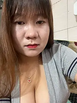Liness101 stripchat live cam model