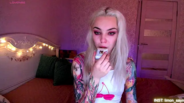 LillyMoure_ stripchat live cam model