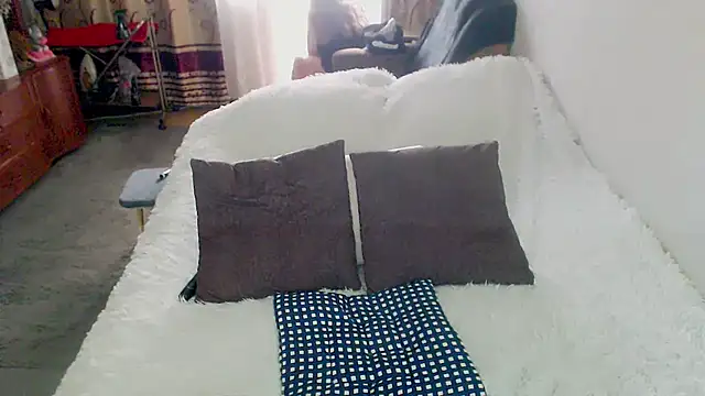 Juliamodest1 stripchat live cam model