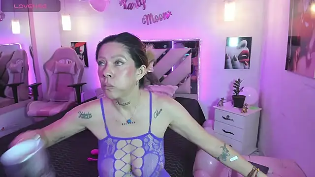 Karly_moon stripchat live cam model