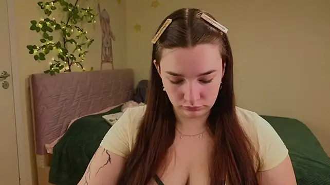 Iwi_wi_wi stripchat live cam model