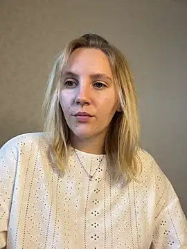 Ann_first_kiss stripchat live cam model