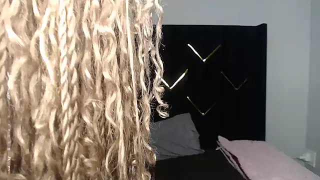 EbonyPoisonCunt stripchat live cam model