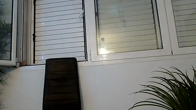 yanick931 stripchat live cam model