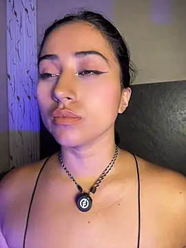 Valentinne_z stripchat live cam model