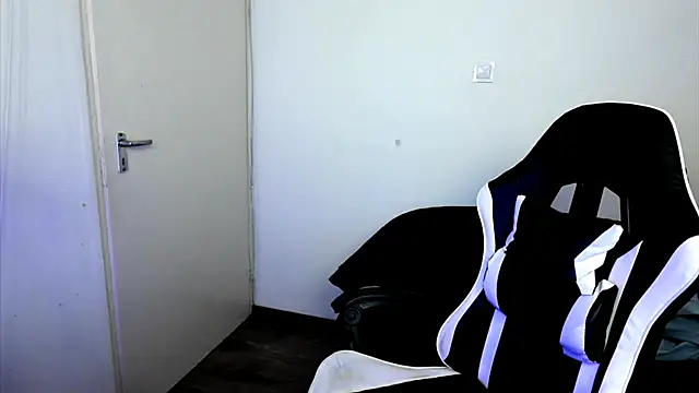 ShyHotNerd stripchat live cam model