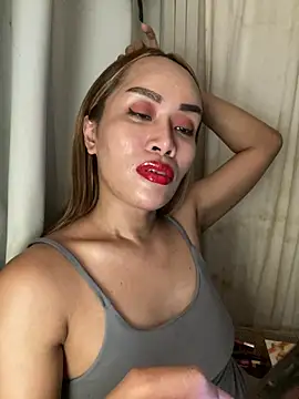 RomanticPearlTS stripchat live cam model