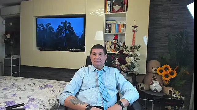 SpartacusDaddy48 stripchat live cam model