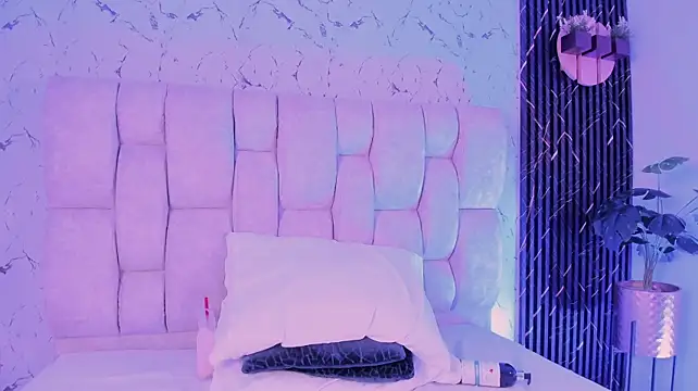 IvvonyMonroe stripchat live cam model