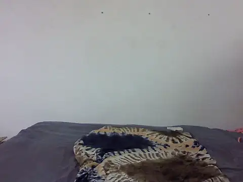 Candysleek_petite stripchat live cam model