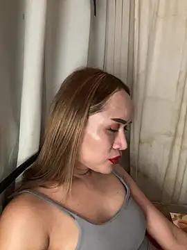 RomanticPearlTS stripchat live cam model