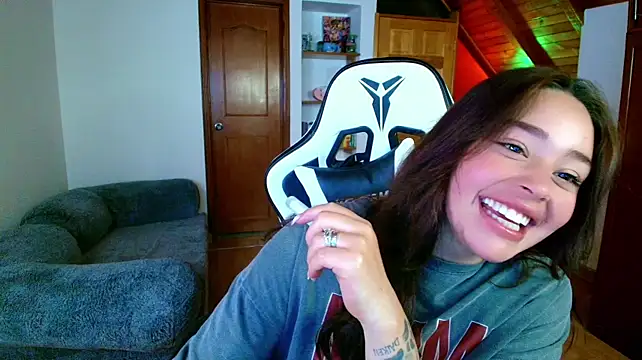 nicolthompsonn stripchat live cam model