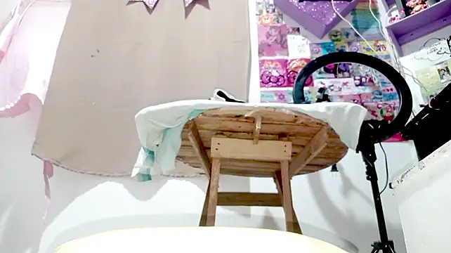 PetiteIvoryQueen19 stripchat live cam model