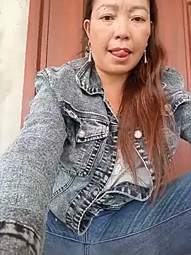 Yellow-pink stripchat live cam model