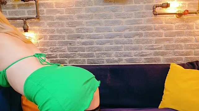 LisaCaprice stripchat live cam model