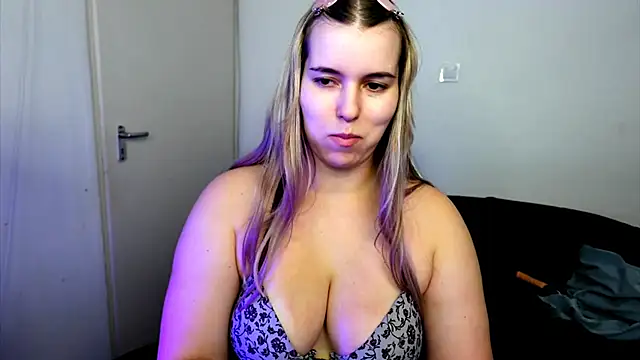 ShyHotNerd stripchat live cam model