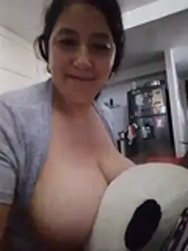 cachonda69- stripchat live cam model