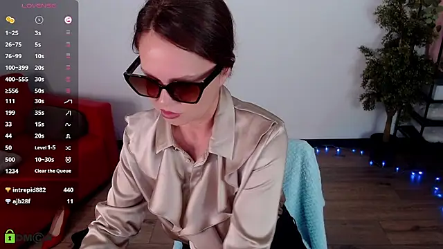 VickyGolden stripchat live cam model