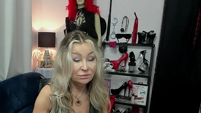 crystaLUX stripchat live cam model