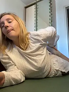 Ann_first_kiss stripchat live cam model