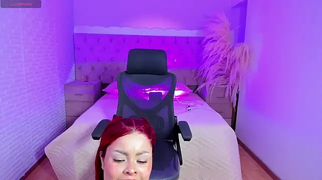 NahomiRichards_ stripchat live cam model