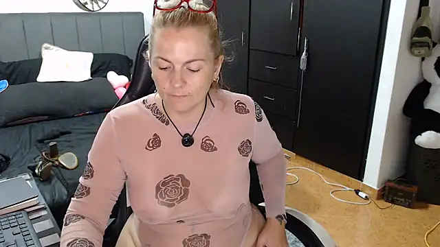 perlagoloza05 stripchat live cam model