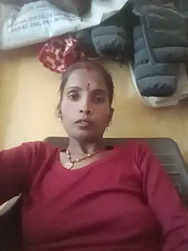 Rinee_suwanee stripchat live cam model