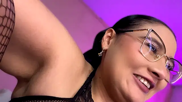 Renata-Saenz stripchat live cam model