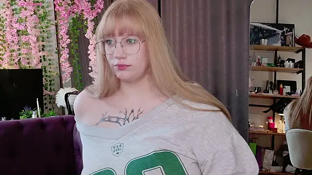 Morvelyn stripchat live cam model