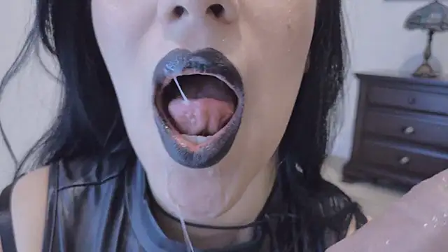 LyannaGardner stripchat live cam model