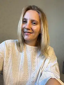 Ann_first_kiss stripchat live cam model